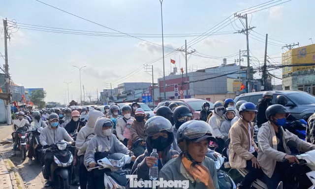 [Clip] 'Mướt mồ hôi', chật vật quay lại TPHCM ngày cuối kỳ nghỉ Tết