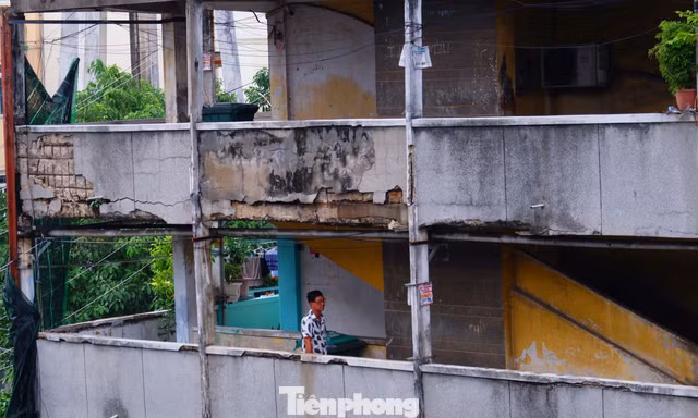 Sống bất an trong chung cư ở TPHCM: 'Nghe tiếng động mạnh là sợ trần rơi'