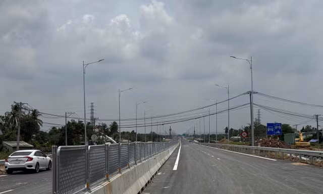 Trước ngày thông xe, dây điện vẫn 'giăng bẫy' đường lên cầu Nhơn Trạch 