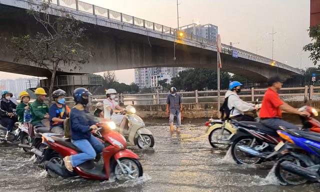 Cảnh báo triều cường Rằm tháng Bảy ở TPHCM, nguy cơ ngập úng
