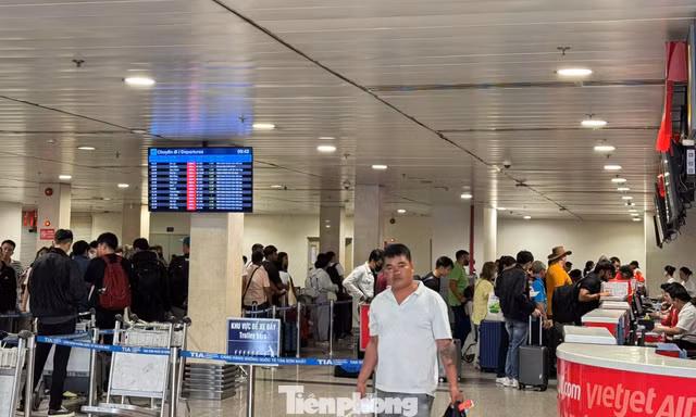 Sân bay Tân Sơn Nhất thông thoáng bất ngờ trong ngày cuối nghỉ lễ