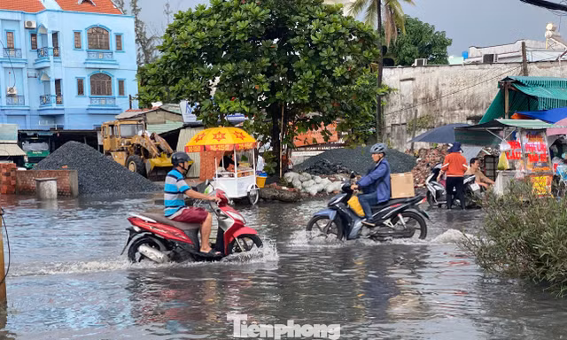 Triều cường kết hợp mưa lớn, người dân TPHCM chật vật giữa biển nước 