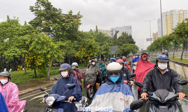 Bầu trời TPHCM tối sầm, mưa lớn diện rộng từ sáng sớm