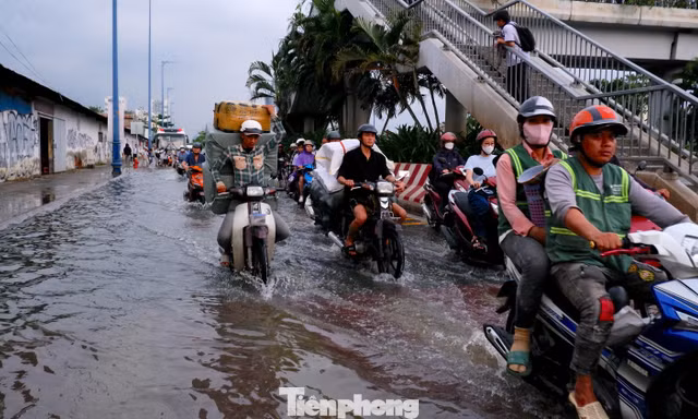 Những khu vực sắp mưa dông ở TPHCM, đỉnh triều lịch sử kết thúc khi nào?