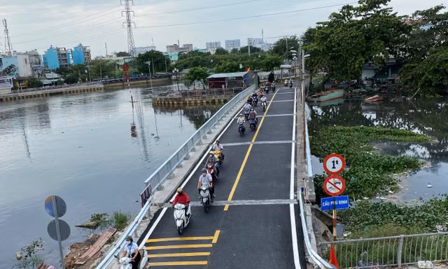 Cầu Phú Định thông xe trở lại, người dân thoát cảnh kẹt giờ cao điểm