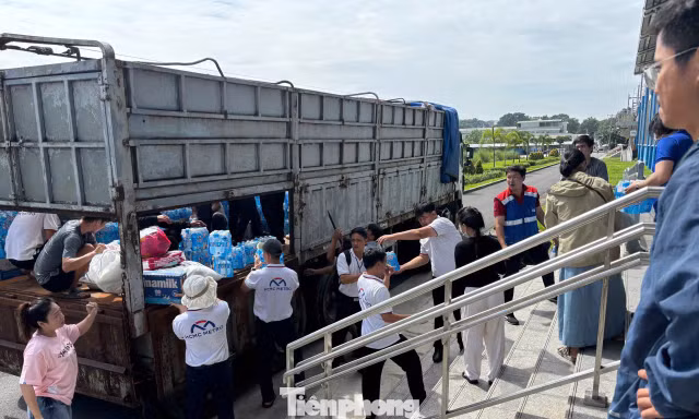 Hơn 180 tấn hàng đổ về các nhà ga metro TPHCM gửi người dân vùng lũ