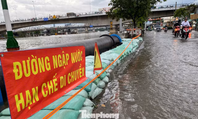 Triều cường dâng cao, người dân 'ngụp lặn' giữa biển nước