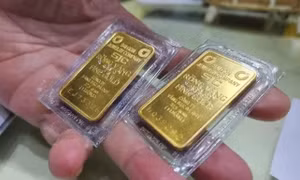 Giá vàng đi ngang, nên mua hay bán?