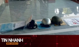 TIN NHANH: Tin mới vụ người dân 'xếp hàng' bằng mũ bảo hiểm ở trung tâm hành chính công