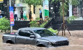 NÓNG 30/9: Mưa lớn liên tiếp, cập nhật những tuyến đường ngập úng ở Hà Nội