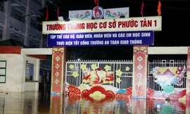 Lũ bất ngờ ập đến trong đêm, trường quyết định khẩn với gần 1.500 học sinh