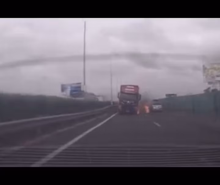 [CLIP] Xe đầu kéo nổ văng lốp rồi bốc cháy trên cao tốc