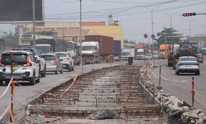 Quốc lộ 51 chi chít 'bàn chông sắt' bẫy người đi đường