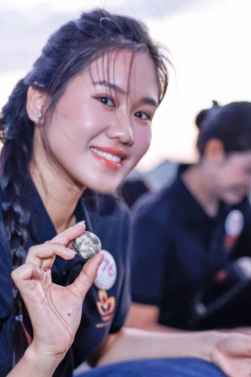 Đi chân đất cào ngao, dọn rác từ 5h sáng ở biển Vân Đồn với 53 cô gái