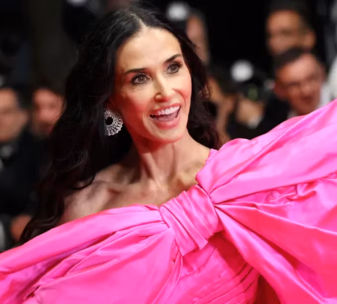 Demi Moore bị chê làm lố trên thảm đỏ Cannes