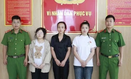 Công an đột kích, bắt 5 đối tượng sử dụng ma túy, thu giữ hàng chục dao, kiếm, mác