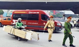 Hà Nội xử lý loạt xe chở hàng cồng kềnh gây mất an toàn giao thông