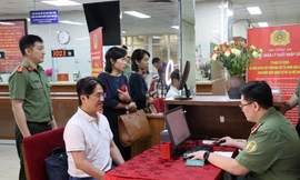'Chiến dịch' 50 ngày đêm cấp định danh điện tử cho người nước ngoài tại Việt Nam