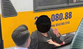 Khống chế đối tượng có hành sàm sỡ thiếu nữ ở bến xe buýt