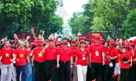 Hàng trăm nghìn người hòa nhịp ‘Cùng Việt Nam tiến bước’