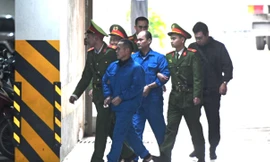 Cảnh sát dẫn giải nhóm cựu thẩm phán, kiểm sát viên, chấp hành viên đến tòa