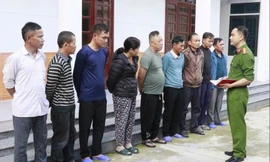 Lấy cớ đến chia buồn cùng gia đình có tang lễ để tổ chức đánh bạc