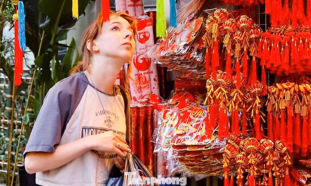 Khách Tây thích thú trải nghiệm không khí Tết sớm trên phố Hàng Mã