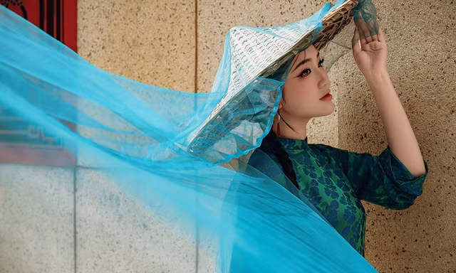 Từ cô bé làm thêm quán cà phê đến người mẫu ảnh đầy bản lĩnh