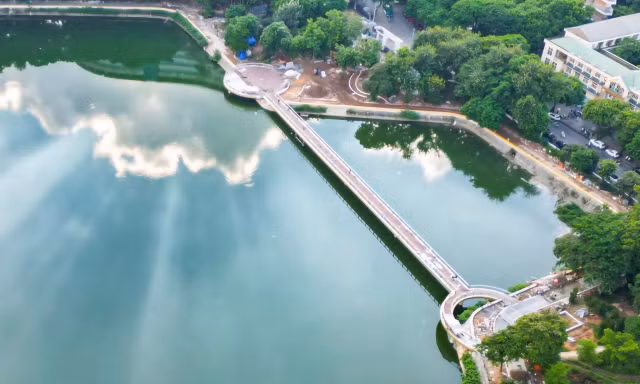 Cầu đi bộ hình cây đàn lạ trong công viên Nghĩa Đô