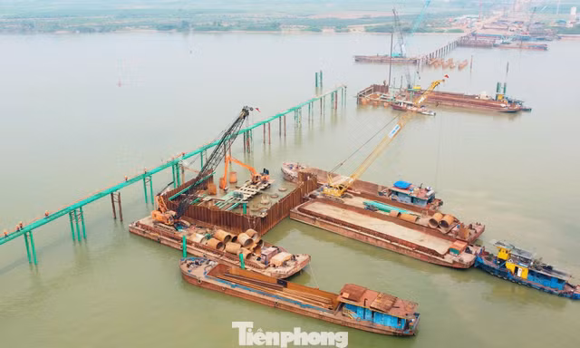 Cận cảnh đại công trường cầu Hồng Hà vượt sông Hồng, sau 5 tháng thi công