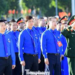 Đại biểu Đại hội Đoàn toàn quốc XIII báo công và vào Lăng viếng Bác