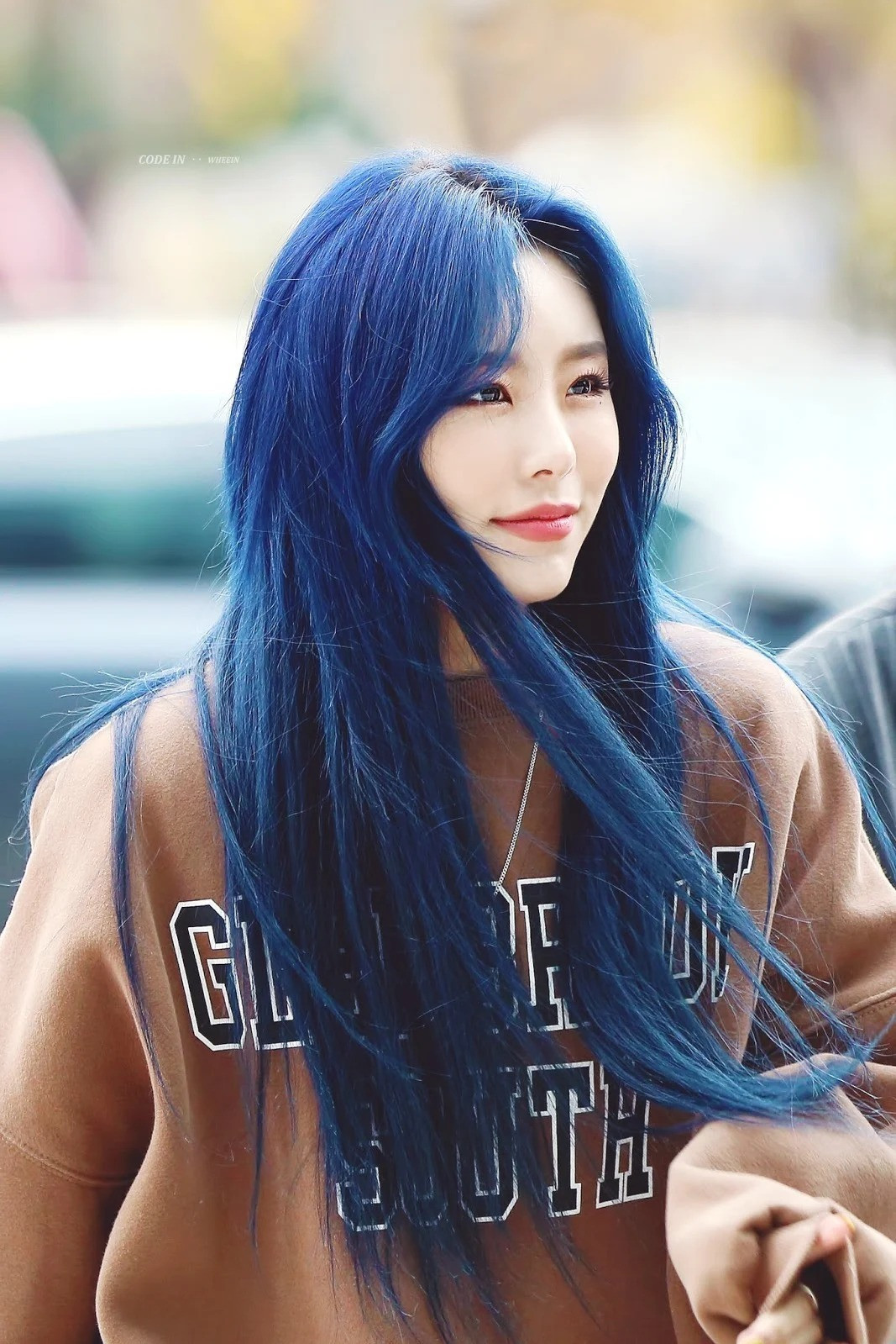 Whee In (Mamamoo) nâng tầm nhan sắc khi nhuộm tóc xanh. Cô nàng trở nên khác biệt, đậm chất girlcrush hơn.