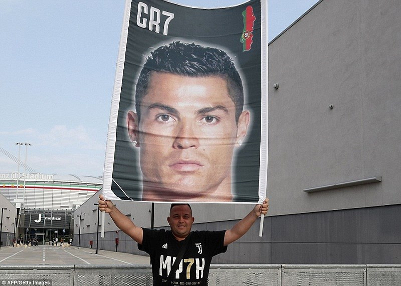 Một CĐV giơ cao poster in hình ảnh Ronaldo.
