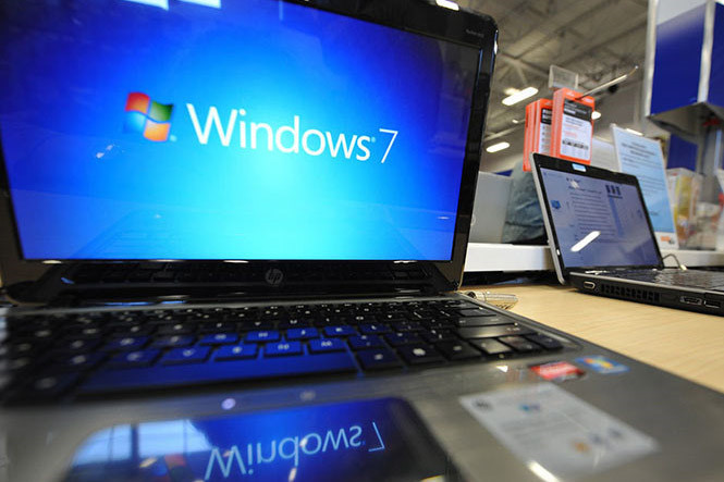 Nhiều người dùng máy tính Windows 7 đã bị Microsoft ngừng hỗ trợ mở rộng trước hạn. ẢNH: AFP