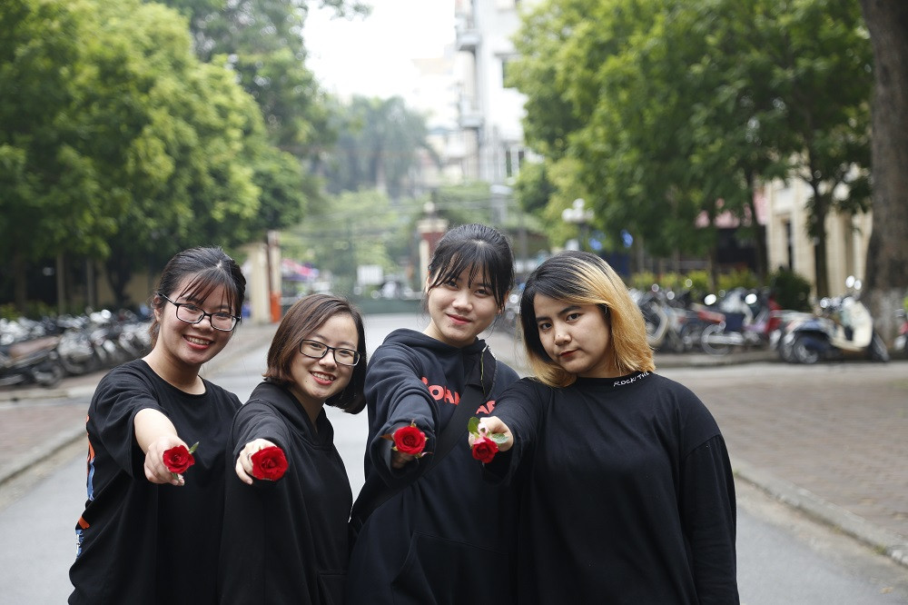 Đây là chúng tôi, mỗi người một màu sắc, một cá tính riêng. Dù có những lúc cãi nhau chí chóe, nhưng... có những bí mật mãi chẳng thể tiết lộ.