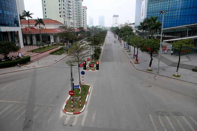Phố Đào Tấn vắng vẻ không một bóng người trong buổi sáng đầu tiên của năm Kỷ Hợi, dù lúc này đã là 8h sáng. Phố Đào Tấn vắng vẻ không một bóng người trong buổi sáng đầu tiên của năm Kỷ Hợi, dù lúc này đã là 8h sáng.