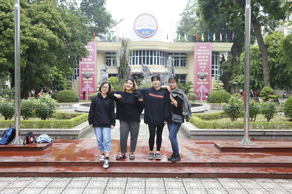 Cảm ơn Học viện đã cho chúng tôi gặp nhau và trở thành những người bạn tốt của nhau. Dưới ngôi trường này, có những kí ức thật đẹp, thật trẻ con nhưng cũng vô cùng sâu sắc.