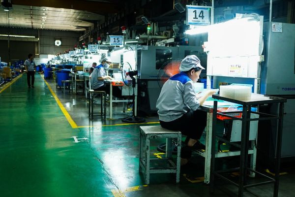 Các công nhân tại Bac Viet Technology. Công ty này sản xuất nhiều bộ phận nhỏ bằng nhựa cho Canon, Korg và Samsung. (Ảnh: Raymond Zhong) Các công nhân tại Bac Viet Technology. Công ty này sản xuất nhiều bộ phận nhỏ bằng nhựa cho Canon, Korg và Samsung. (Ảnh: Raymond Zhong)