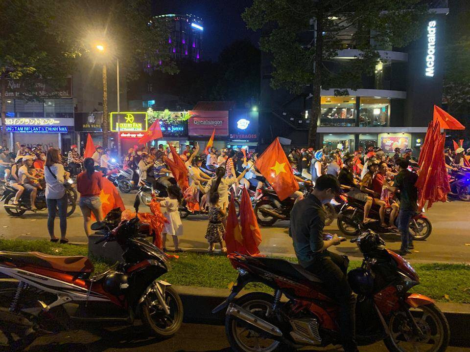 Đại lộ Trần Hưng Đạo, Quận 1 cũng tương tự. Có cả các em bé cũng theo người lớn xuống đường chúc mừng chiến thắng của đội tuyển Việt Nam. Đại lộ Trần Hưng Đạo, Quận 1 cũng tương tự. Có cả các em bé cũng theo người lớn xuống đường chúc mừng chiến thắng của đội tuyển Việt Nam.