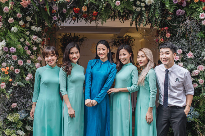 Nữ MC xinh đẹp luôn nở nụ cười tươi rói ánh lên vẻ hạnh phúc trong ngày trọng đại của mình. Nữ MC xinh đẹp luôn nở nụ cười tươi rói ánh lên vẻ hạnh phúc trong ngày trọng đại của mình.