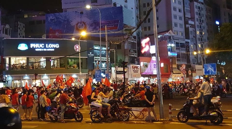 Đường Đinh Tiên Hoàng lúc này. Không khí hân hoan đang lan tỏa khắp nơi, thật tuyệt vời! (Ảnh: Quynhmy Dang) Đường Đinh Tiên Hoàng lúc này. Không khí hân hoan đang lan tỏa khắp nơi, thật tuyệt vời! (Ảnh: Quynhmy Dang)