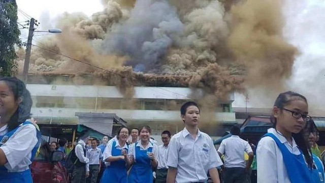 Nụ cười của các học sinh Malaysia khi trường cháy trở thành chủ đề tranh luận rôm rả trên mạng. Nụ cười của các học sinh Malaysia khi trường cháy trở thành chủ đề tranh luận rôm rả trên mạng.