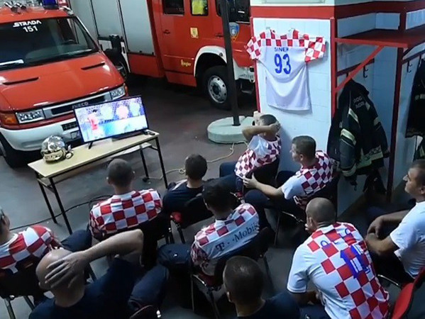 Những người lính cứu hỏa Croatia đang theo dõi loạt sút luân lưu của đội nhà.