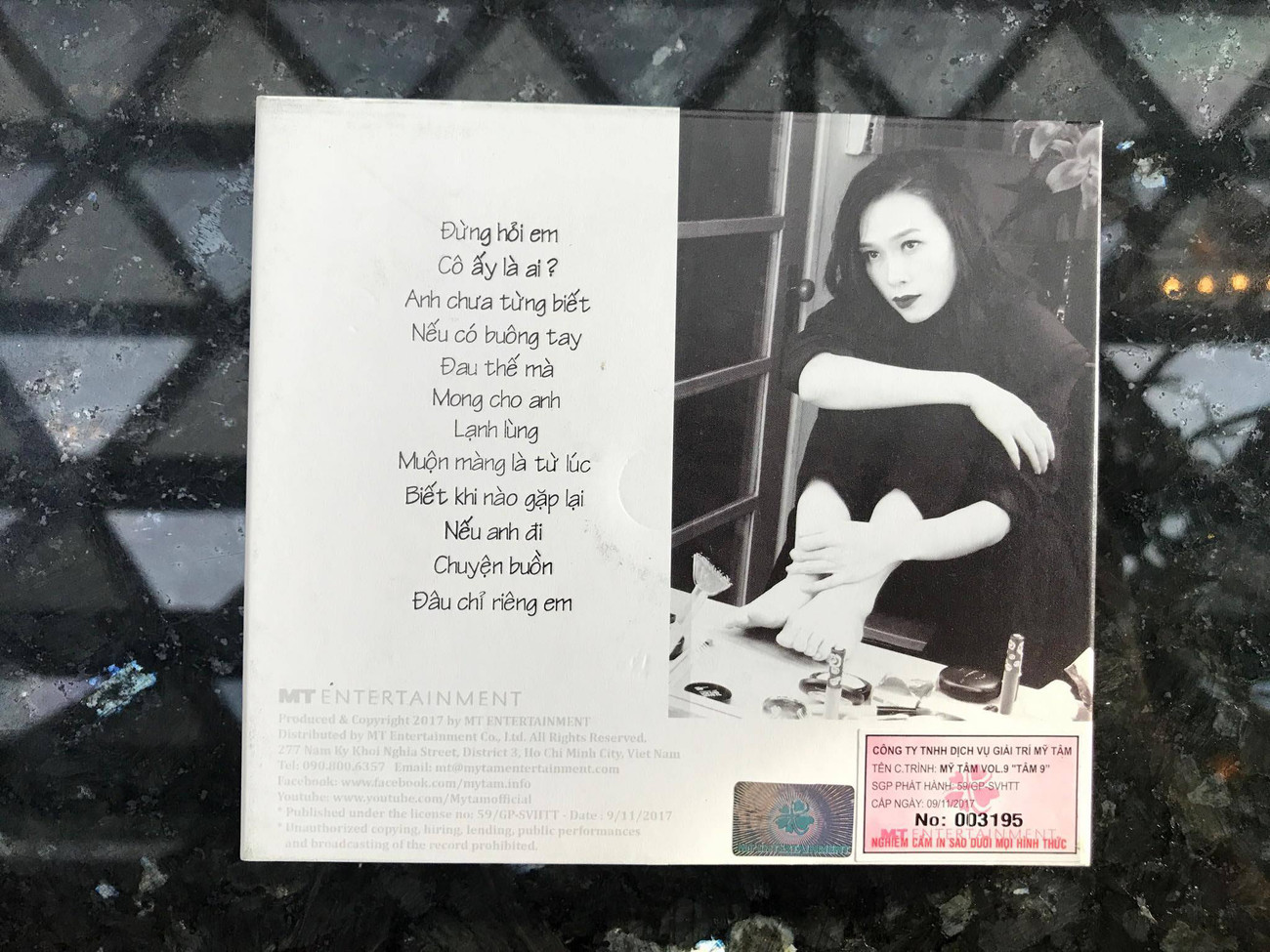 Theo Mỹ Tâm chia sẻ trên bìa đĩa sẽ không có tên của hidden track, bởi cô muốn dành một bất ngờ thú vị cho người hâm mộ của mình.