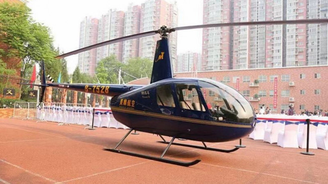 Chiếc trực thăng chễm chệ trên sân trường tiểu học. Ảnh: QQ. Chiếc trực thăng chễm chệ trên sân trường tiểu học. Ảnh: QQ.