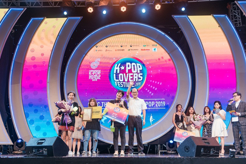 Ông Park Jong Sun, Trưởng Đại diện Tổng Cục Du lịch Hàn Quốc, trao giải cho FC NCT (Giải nhất triển lãm của K-pop Lovers Festival 2019). Ông Park Jong Sun, Trưởng Đại diện Tổng Cục Du lịch Hàn Quốc, trao giải cho FC NCT (Giải nhất triển lãm của K-pop Lovers Festival 2019).