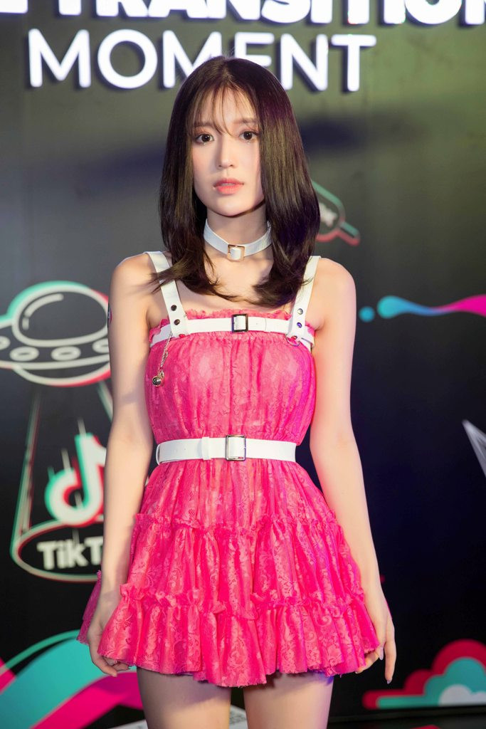 Han Sara xuất hiện trẻ trung sau ồn ào. Han Sara xuất hiện trẻ trung sau ồn ào.