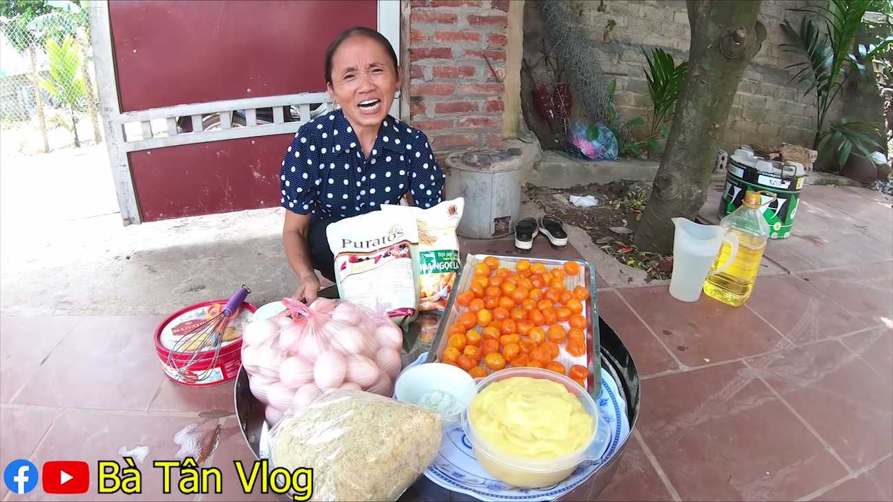 Bà Tân trong vlog “Làm Bánh Bông Lan Trứng Muôi Siêu To Khổng Lồ” gây tranh cãi cộng đồng mạng. (Ảnh: Bà Tân Vlog) Bà Tân trong vlog “Làm Bánh Bông Lan Trứng Muôi Siêu To Khổng Lồ” gây tranh cãi cộng đồng mạng. (Ảnh: Bà Tân Vlog)