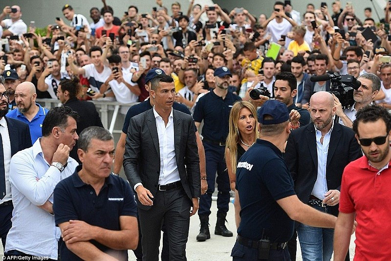 Ronaldo đến trung tâm y tế của Juventus trong sự bảo vệ của các vệ sỹ.