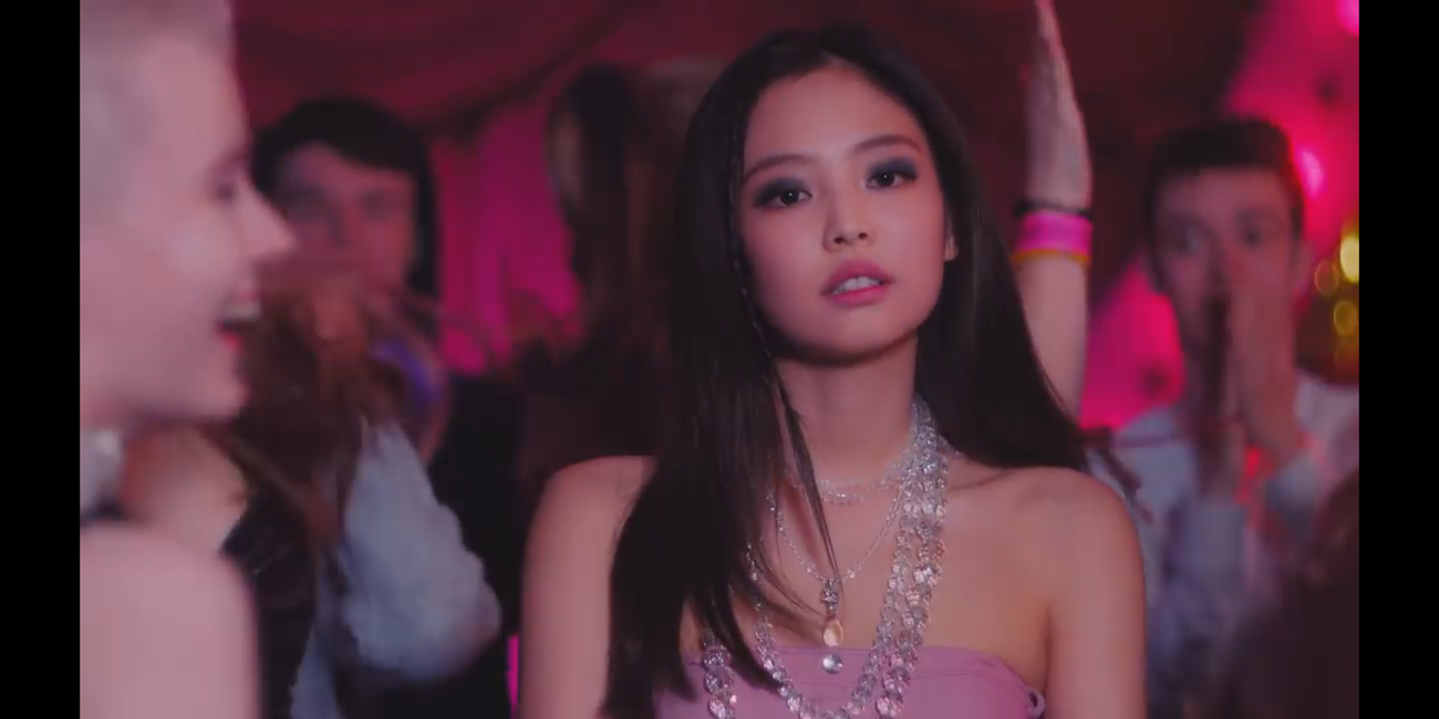 Không ai có thể giành vị trí tâm điểm của Jennie. Không ai có thể giành vị trí tâm điểm của Jennie.